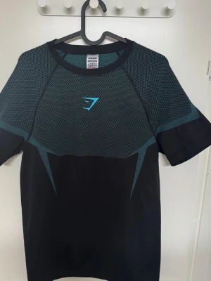 Gymshark Onyx V5 Blue - Gymshark Onyx V5 Blue. Storlek L. Använt fåtal gånger/mycket bra skick, säljer pga för liten storlek. 