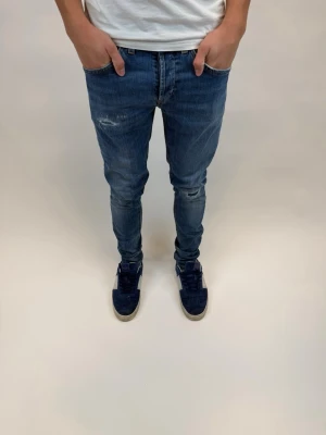 Dondup Jeans  - Dondup Jeans! Trendigaste jeansen på marknaden.  Ny pris= 4000 kr Säljs för= 999 kr (Modellen har original slitningar från fabrik vilket är väldigt eftertraktat och populärt) 