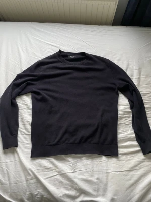 Marinblå stickad tröja Massimo Dutti - Mörkblå stickad tröja från Massimo futtig i merinoull, riktigt bra skick inga defekter storlek L.