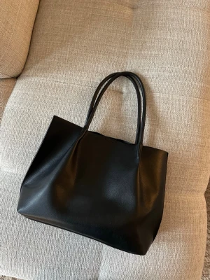 Handväska  - Jättefin handväska från Zalando! Använd men har inga defekter. Pris kan diskuteras!!