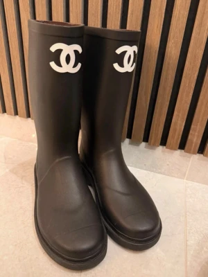 Chanel stövlar  - Kan minska priset då det sommar snart  !!