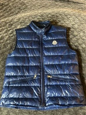 Moncler gui väst🔵 - Snygg blå Moncler Gui väst i bra skick. Dragkedjan är bytt hos skräddare och funkar som den ska. Bara att ställa frågor vid funderingar. Pris inte hugget i sten❗️
