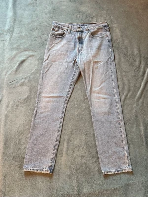 Ljusblå raka jeans - Säljer ett par ljusblå jeans med rak passform och klassisk femficksdesign. Jeansen  är tillverkade i ett slitstarkt denimtyg. Model är 501