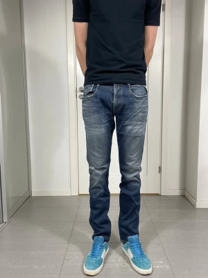 Replay Anbass Jeans  - Säljer nu dessa Replay Anbass jeans som har slitningar pga användning, W33 o L32, skriv för fler bilder/frågor🙌🏼