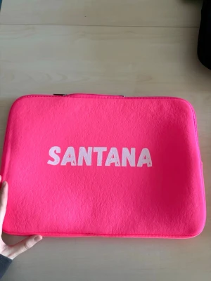  Santana datorfodral - Säljer just nu detta datorfodralet från SafeCase UF. Med text Santana med en rosa bakgrund. 🩷Priset går att diskutera och de bara höra av sig vid fundering eller frågor!