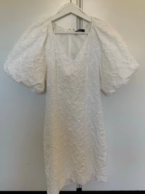 Student klänning - Vit studentklänning från Gina Tricot i stl 34/XS. Väldigt fint skick!