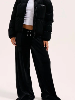 Svart pufferjacka från Juicy Couture-öppen för prisförslag - Snygg svart pufferjacka från Juicy Couture med glittrande Juicy-tryck på ryggen och liten logga fram. Jackan har en boxig passform, hög krage och dragkedja. Perfekt för att hålla värmen och samtidigt se trendig ut. Var inte rädd att skicka prisförslag!