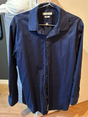 Mörkblå skjorta Perry Ellis - Snygg mörkblå skjorta från Perry Ellis Portfolio i slim fit-modell. Färg, material och passform gör den perfekt för våren, förslagsvis över en T-shirt! (Se ljusblå skjorta i profilen för passform)🔥😁