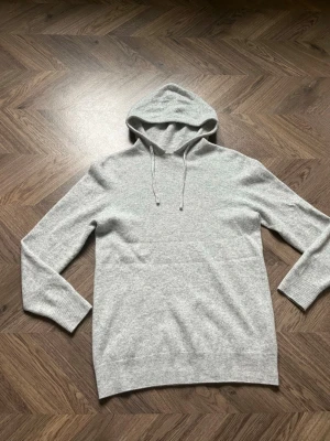 Kashmir tröja - Säljer denna feta Kashmir tröja i storlek XS. Den är i nytt skick (Använd ca 2 gånger). Endast en liten defekt där upp vid snörena) Priset är inte hugget i sten och kan diskuteras vid intresse!