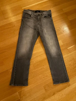 Replay Thad storlek 12 (150) - Replay jeans, modell Thad. Färgen är grå, storlek 12. Köpta på Kids Brandstore, nypris 799kr