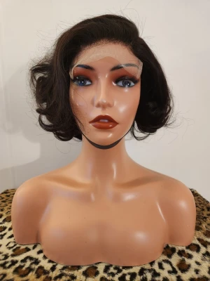 Kort svart  lockig peruk - Snygg kort peruk i svart med mjuka lockar och naturlig glans. Perfekt för att snabbt byta stil eller testa en ny look. Passar både till vardagliga outfits och mer uppklädda tillfällen. Materialet är 100% human hair,  äkta hår som ger ett realistiskt intryck.