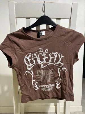 T-shirt med tryck - Brun T-shirt med tryck framtill 