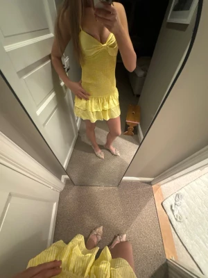 Gul Zara klänning - Så fin gul Zara klänning i storlek S men passar XS❤️helt ny, kommer från i am dusk men ser identisk ut som den från Zara❤️❤️