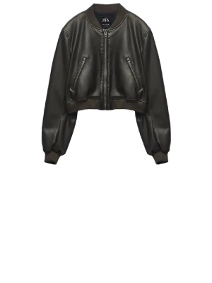 Svart cropped skinnjacka från Zara - Säljer en skinnjacka från Zara med dragkedja framtill och två snedställda fickor med dragkedja. Jackan har ribbade muddar vid ärmslut och midja samt en klassisk rund krage. Perfekt för en trendig och edgy look.