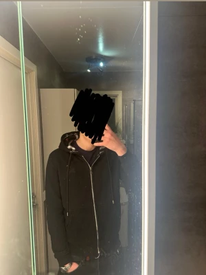 Burberry zip - Det En tvär fet burberry zip i mycket bra skick. Tröjan är utan defekter. Fråga om du har frågor eller vill se fler bilder! Kolla gärna in min profil för fler feta plagg!