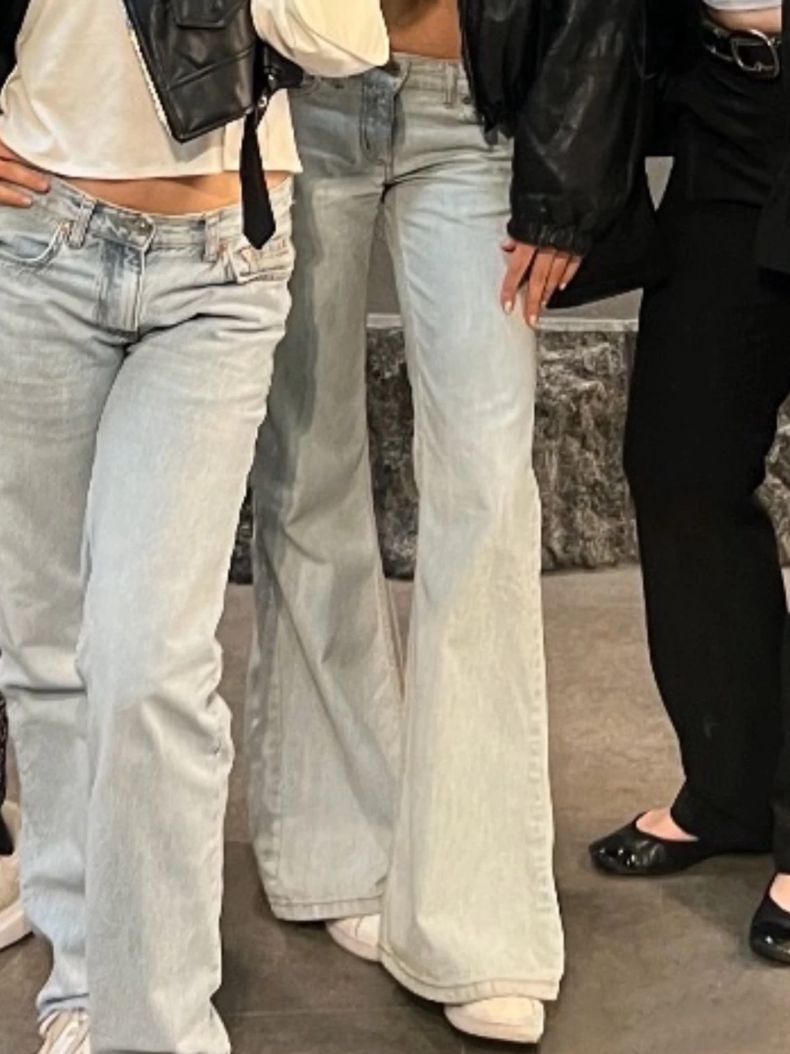 Ljusblåa utsvängda jeans