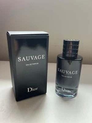 Dior Sauvage Eau de Parfum 100ml – ca 50ml kvar - Säljer min Dior Sauvage Eau de Parfum 100ml.  • Ca 50 ml kvar • Original • Använd men i bra skick • Förvarad svalt  Riktigt populär doft 🔥  Säljes då den inte kommer till användning.  📦 Snabb frakt 💬 Skriv vid frågor eller bud