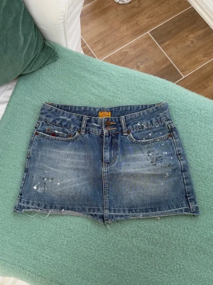 Abercrombie & fitch vintage lågmidjad kjol - Storlek 4 ~ XS. Rakt över midjemått: 36cm. Skickas inom 24h. Se liknande plagg i min profil! 