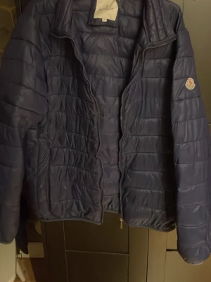 Blå dunjacka från Moncler - Riktigt snygg moncler jacka då den är perfekt till kalla sommar dag om man inte vill ha en hoodie. Det lilla märket som är på ryggen syns inte så bra men det är därför priset är som det är.. Kom med frågor 