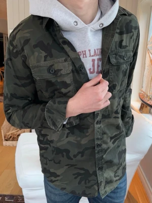 Hollister camo overshirt - modell: 182 , 72kg