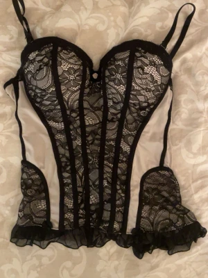 Fest topp korsett - Super söt korsett köpt här på plick. Passar jätte bra som fest topp och har massa super fina detaljer. BH behövs ej under💕💕