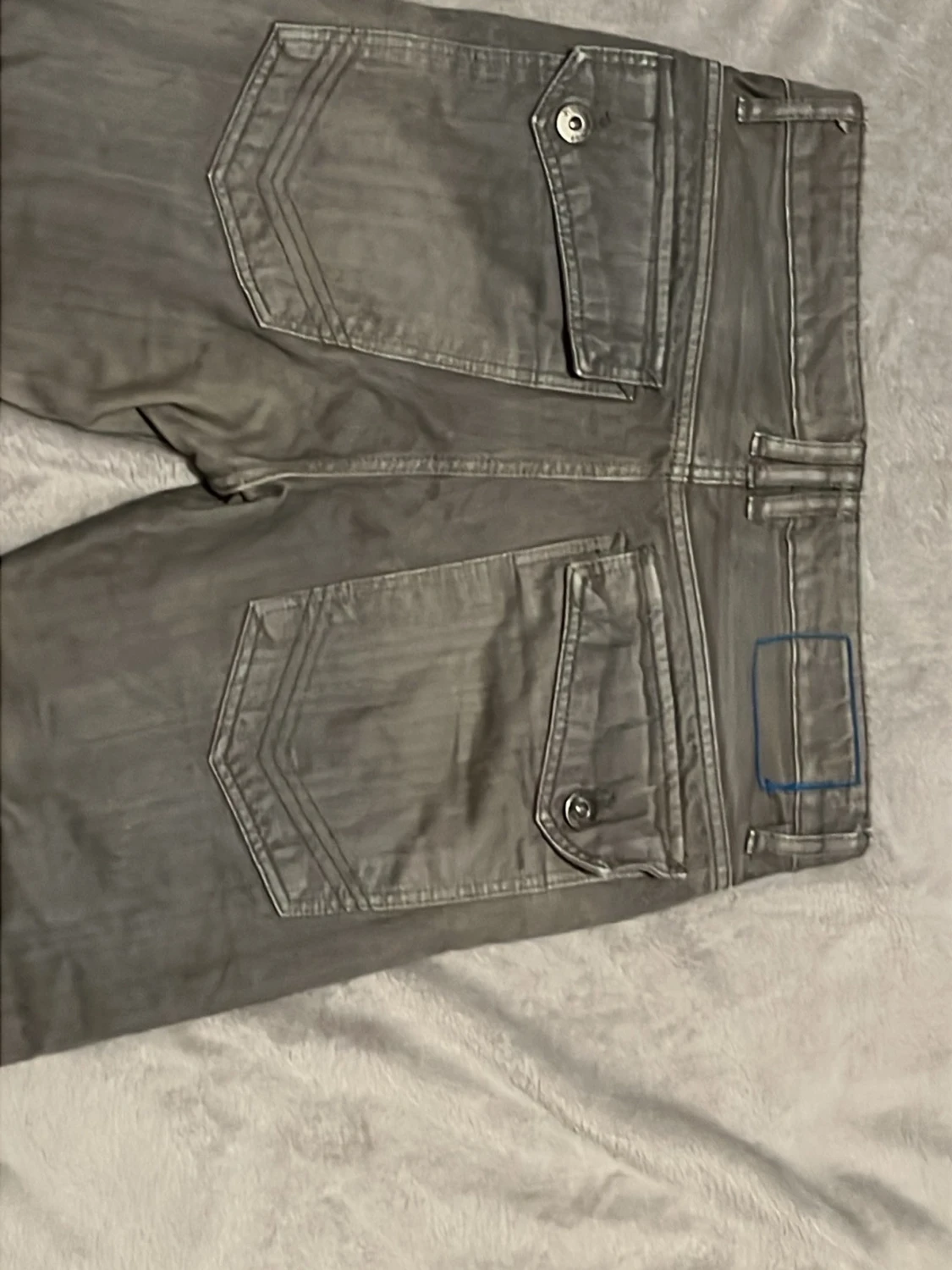 Grå jeans med stora bakfickor - 1