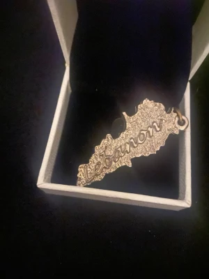 Silverfärgad hängsmycke Libanon - Unikt hängsmycke i silverfärg format som Libanons karta med texten 'Lebanon' ingraverad. Perfekt som personlig accessoar eller present till någon med anknytning till Libanon. Kommer med ögla för att enkelt fästa i kedja.