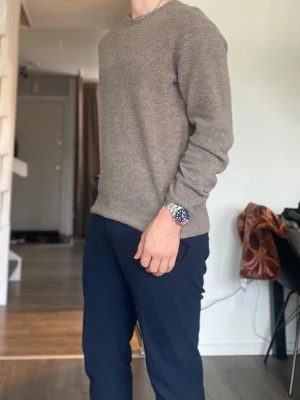 Stickad Dondup tröja beige - Säljer en jättefin dondup tröja i fantastiskt skick!  Storlek 48 motsvarar medium Modellen-182cm-80kg