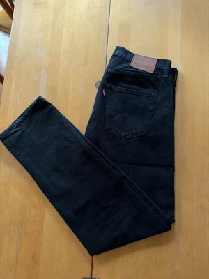 Levis 501 - Riktigt klassiska och eleganta svarta Levis 501or. Bra skick och fin rak passform. Storlek 33/34 men sitter som 32/33-34 . Kom gärna med frågor