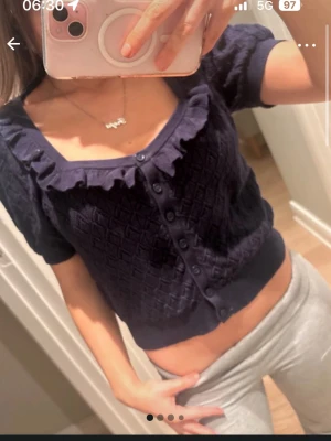 Mörkblå kortärmad kofta med volang - Supersöt mörkblå kofta med korta ärmar och knappar framtill från det exklusiva märket & other stories🥰 aldrig använd, inga defekter, säljer endast då den inte kommer till användning 