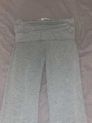 Yoga pants Gina tricot  - Gråa yoga pants ifrån Gina tricot i storlek 170 så passar storlek small skulle jag säga dom är avklippta lite i benen som man kan se men det är inget som syns dom är använda men i okej skick dom har en stjärna på rumpan också 