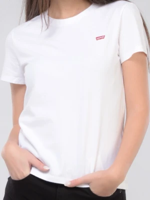 Vit t-shirt från Levi's - Klassisk vit t-shirt från Levi's med liten röd logotyp på bröstet. Enkel och stilren design med rund hals och korta ärmar. Perfekt basplagg i mjuk bomull som funkar till allt. Snygg att matcha med jeans eller shorts.