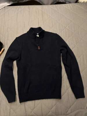 Zip tröja  - Säljer en blå zip tröja andvänd 5-10 gånger finns inga defekter hör av dig vid fler frågor 