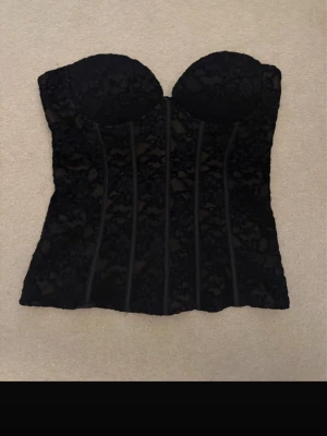 Zara tubtopp/ korsett med spets - Jättesnygg slutsåld topp med spets. Storlek S. Aldrig använd, bara testad