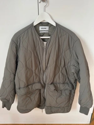 Grön oversize  quiltad jacka från Weekday - Superfint skick! Säljer pågrund av att den inte passar mig🩷Tar inte fler bilder