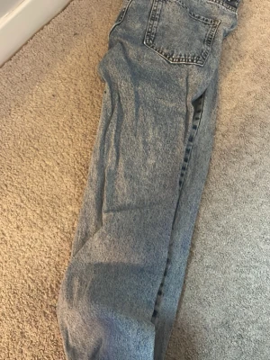 Ljusblå jeans - Perfect jeans från Gina Tricot. Storlek S men passar bra på mig som är xs. Inga defekter 