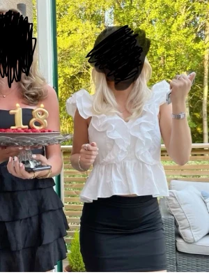 Vit volangblus med v-ringning - Superfin topp från hm