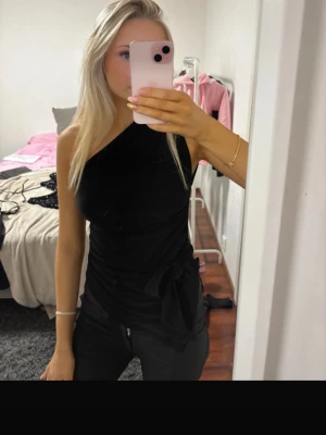 Tie topp - Pretty top which has tie around it! Has NOT been used! 