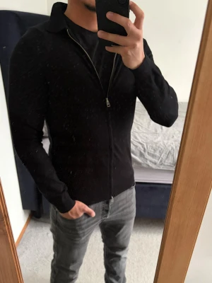 Svart Full Zip Tröja - En skön och tunn svart full zip tröja från Only&Sons. Passar utmärkt till våren! Den är i storlek S. Knappt använd och i mycket bra skick! Tröjan har även tvåvägs dragkedja. Bara att kontakta vid funderingar!🌟