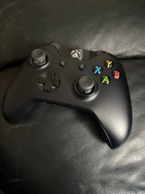 Svart Xbox handkontroll - Jag säljer exbox kontrol för 359  den är svart och har inte stic drift dessutom kommer den med batteri 