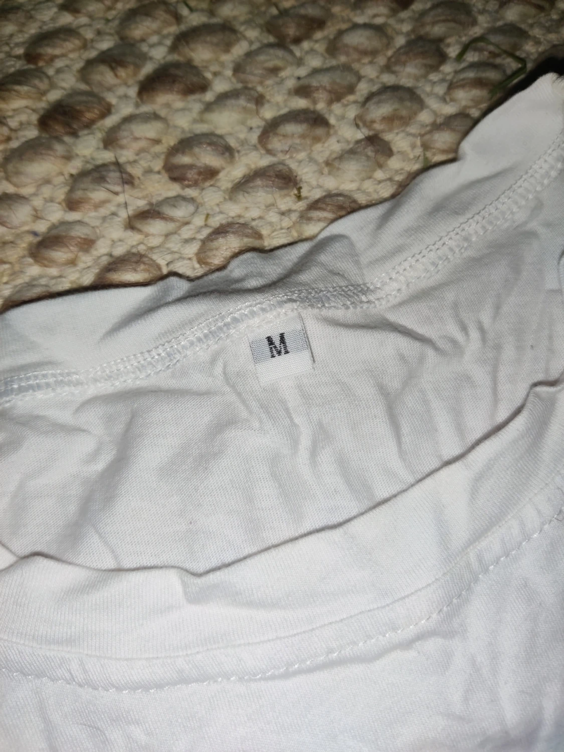 Vit crop top t-shirt med rosa text y2k emo fest  - 1