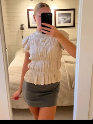 Beige volangblus med kort ärm - Supersöt beige blus med volangdetaljer och korta, rynkade ärmar. Köpt i Spanien, storlek S. Fint skick ❣️