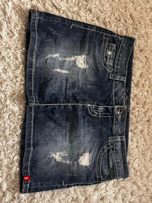 Edc jeanskjol med hål - Mörkblå jeanskjol från Edc esprit. Bra skick, i storlek 40! 💕 midjemått ca 45 cm och längd ca 35 cm! 