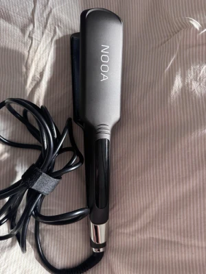 NOOA siren plattång i nyskick - Plattång med extra breda plattor.  Endast använd ca 5 gånger då jag har naturligt platt hår. 🩷 Köpte den i Augusti 2025  Nypris 698kr