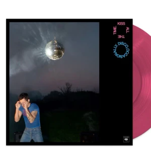 Vinylskiva Kiss All The Time. Disco, Occasionally. - KATTDO vinylskiva, häfte med bilder och lyrics till alla låtar på skivan. Även ett fint omslag med bilden av KATTDO album cover. Skivan är rosa och kommer med ett silvrigt inneromslag och ett häfte med bilder. Snabb leverans. Allt är helt nytt, jag har inte använt alls. Jag har öppnat men ingen mer. Skriv om ni har frågor❤️Jag säljer anonsen på andra plattformar så skriv gärna innan köp sä att den inte blir dubbelköpt❤️