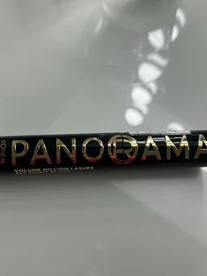 L'Oréal Volume Million Lashes Panorama - Mascara från L'Oréal i sorten Volume Million Lashes Panorama. De är en volymmascara som även ska ge längd. Den är såklart oöppnad och aldrig andvänd. Nypris 240 kr.