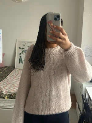 Ljusrosa  stickad tröja med rosett - Supersöt ljusrosa stickad tröja med lång ärm och en svart rosett i nacken. 💕