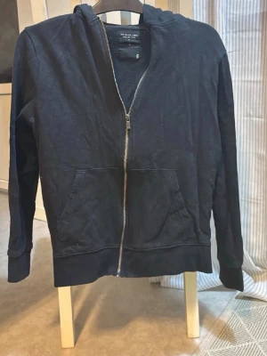 Zip up hoodie svart - Använd 1 gång.