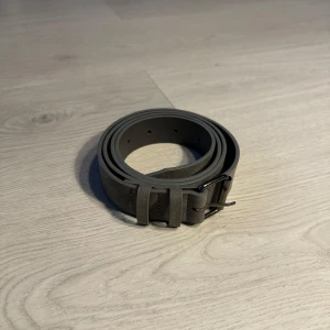 Mörkgrått mocka bälte - Ett riktigt snyggt och stilrent mocka bälte. Bältet är utan en skråma och i underbart skick. Skriv vid frågor och kolla gärna in min profil för två flätade bälten:) Vid köp av fler blir de rabatt!