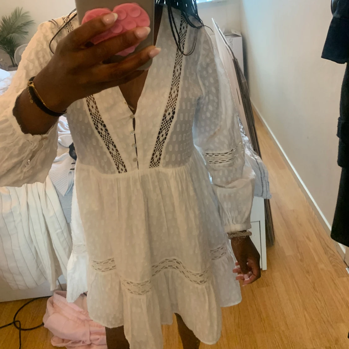 Vit kort klänning med spetsdetaljer - 1